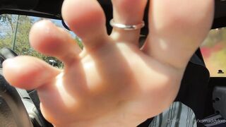 Goddess Kaylee Spreads Her Legs To Show Her Feet