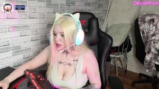 DeylaMoon Twitch Streamer Forgot To Turn Off Camera While Had Sex