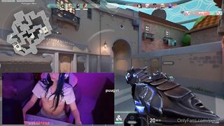 PuuGirl Fingers Her Pussy While Gaming