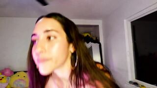Izzy Green Masturbates On Live